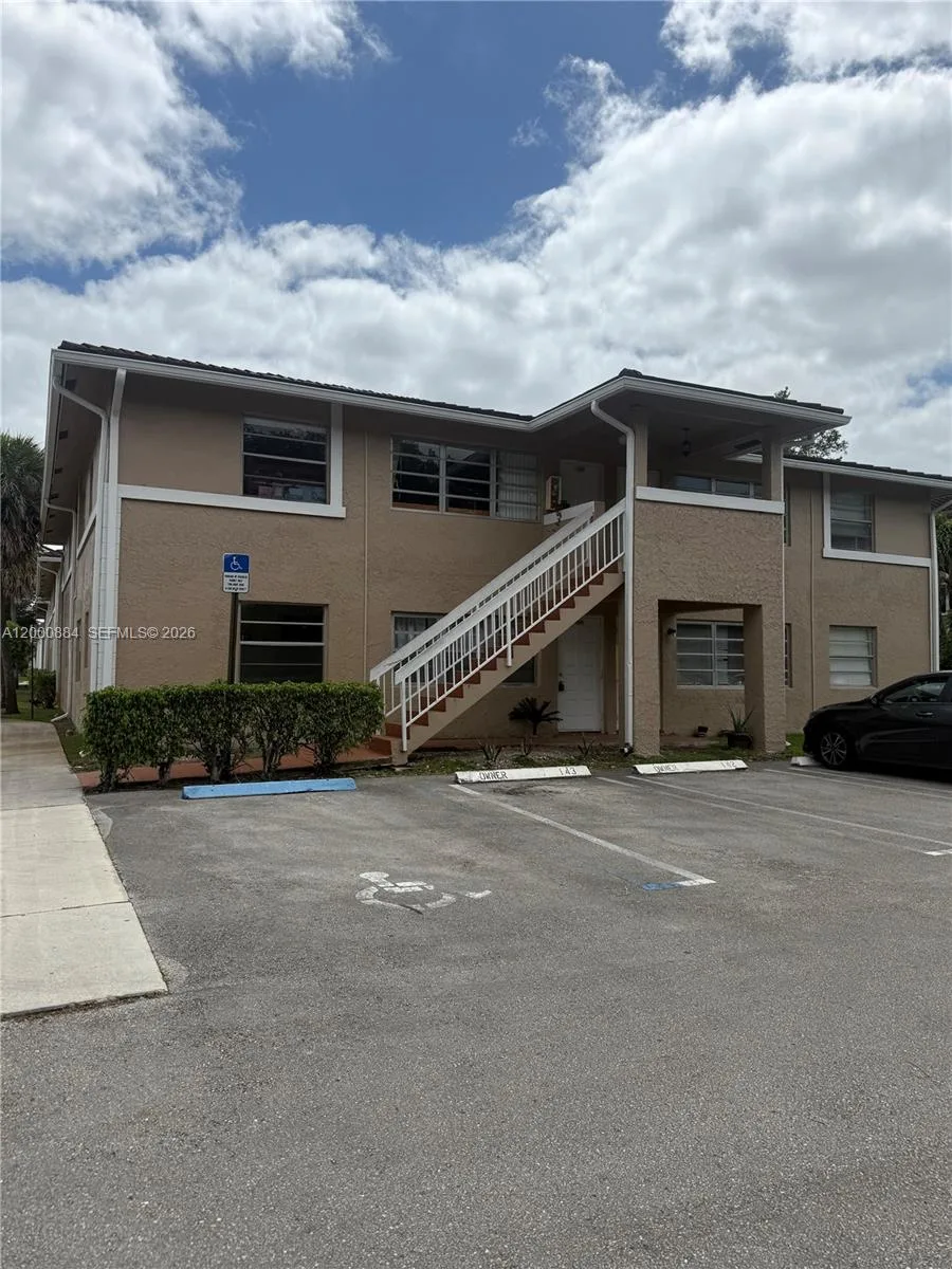 10228 Twin Lakes Dr # 16-E, Coral Springs, FL 33071