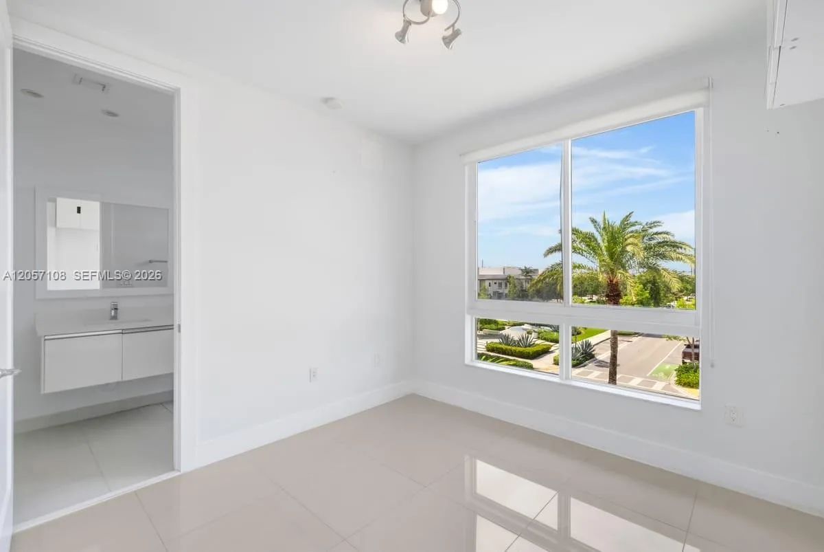 10471 NW 66th St, Doral, FL 33178