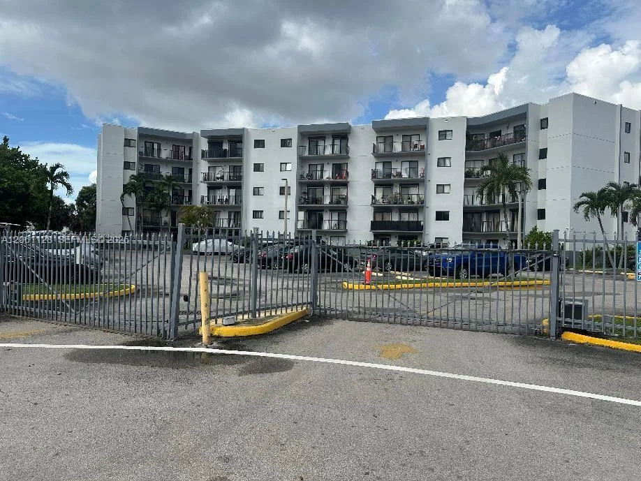 1820 W 53rd St # 518, Hialeah, FL 33012 photo 2