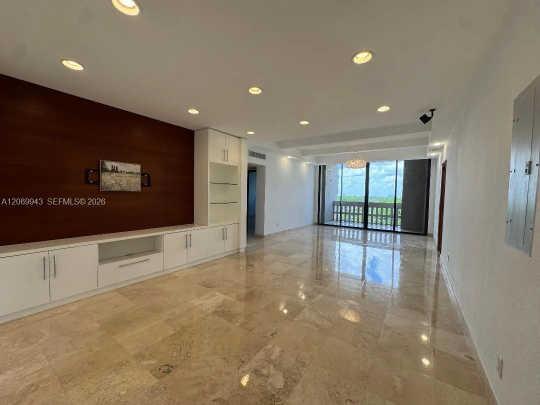 90 Edgewater Dr # PH15, Coral Gables, FL 33133