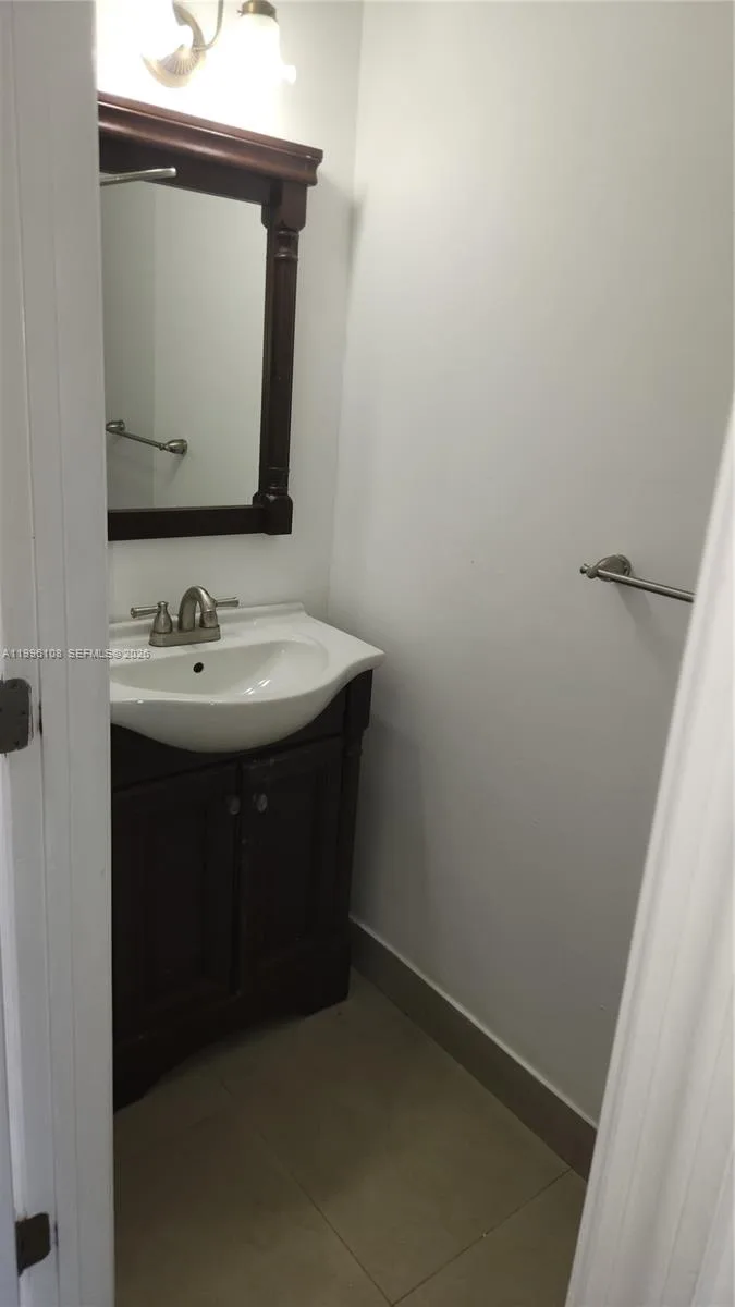 210 E Palm Cir E, Pembroke Pines, FL 33025 photo 11