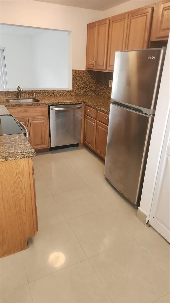 210 E Palm Cir E, Pembroke Pines, FL 33025 photo 8