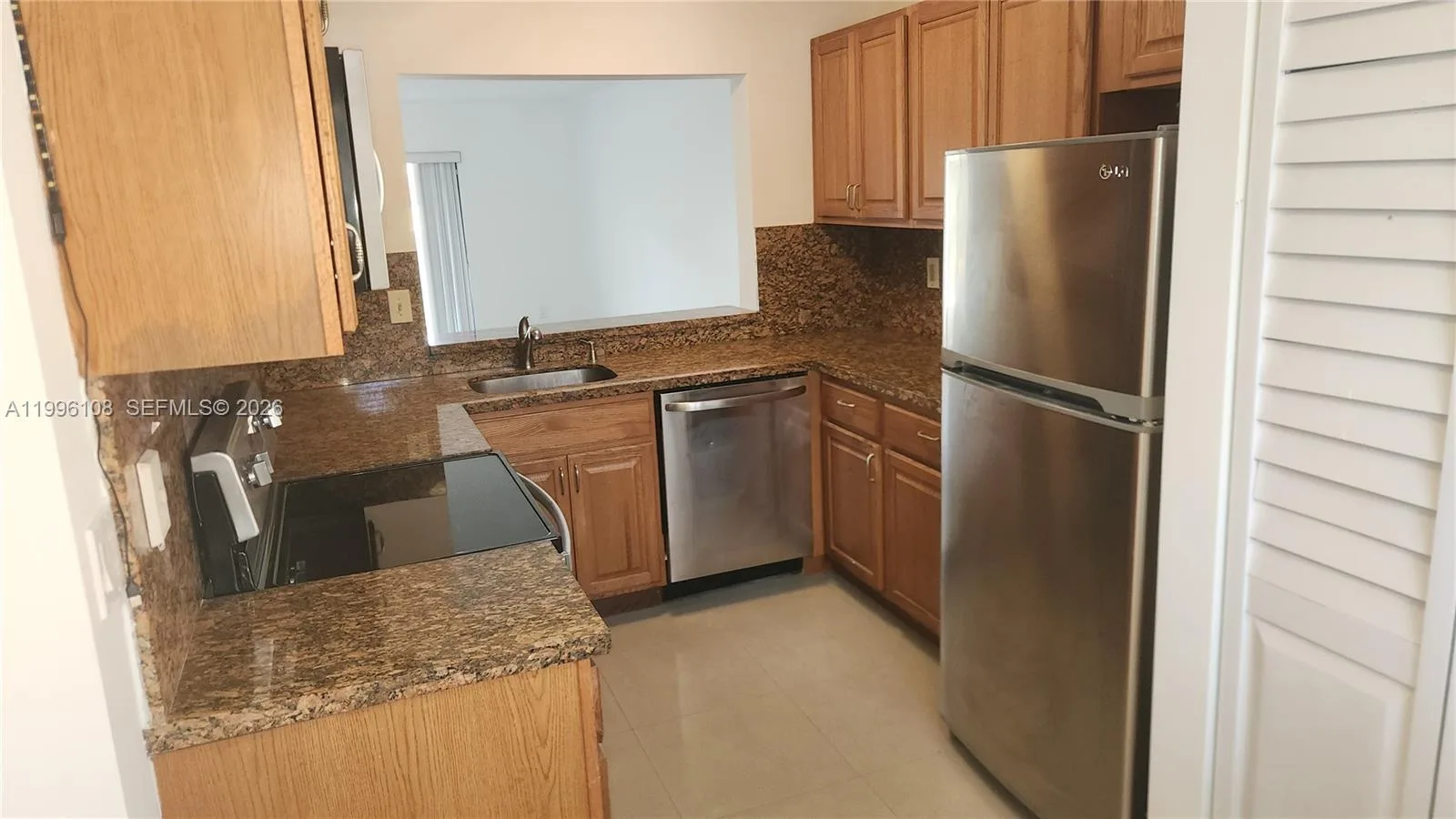 210 E Palm Cir E, Pembroke Pines, FL 33025 photo 9
