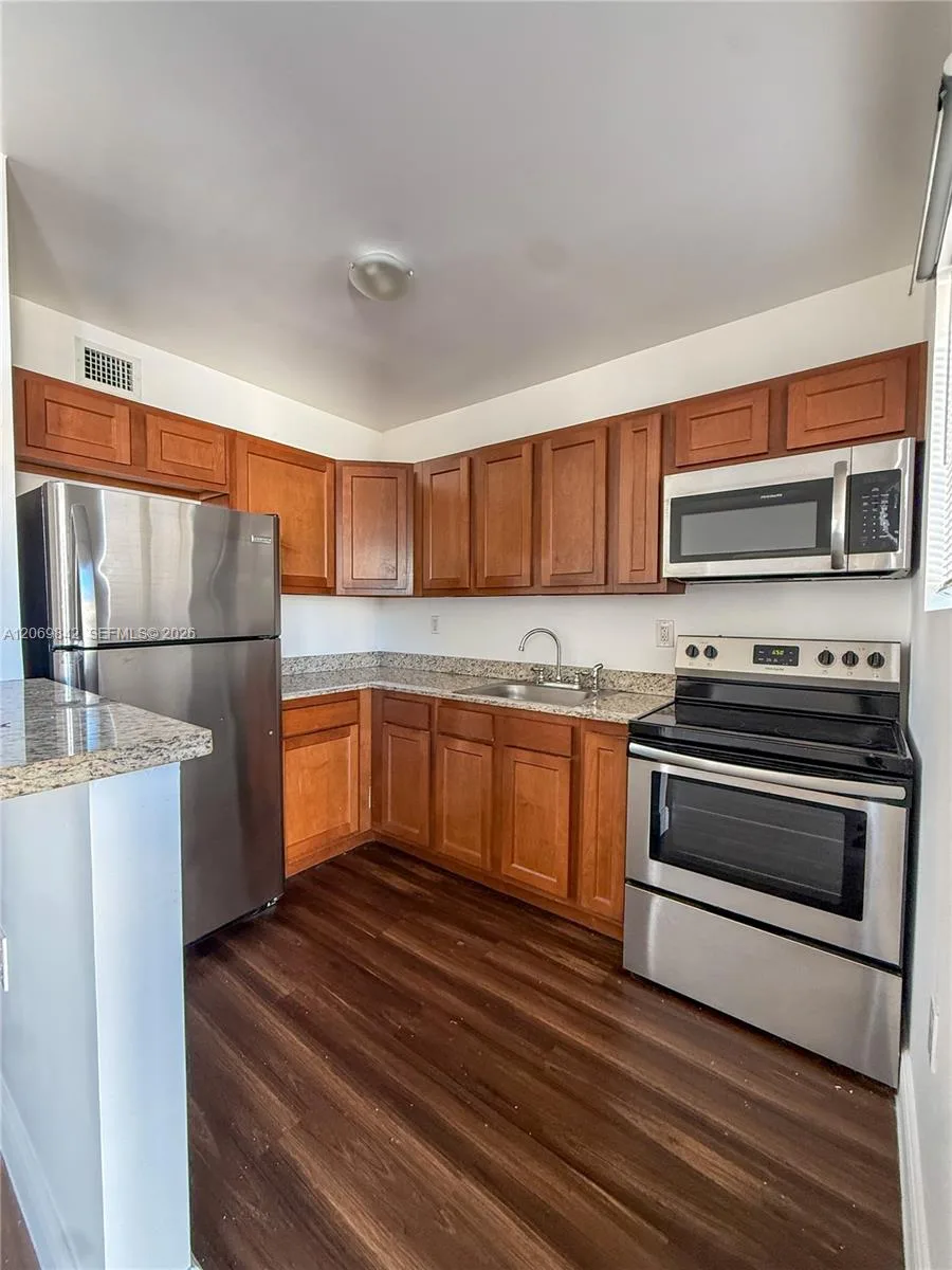 540 NW 7th St # 49, Miami, FL 33136