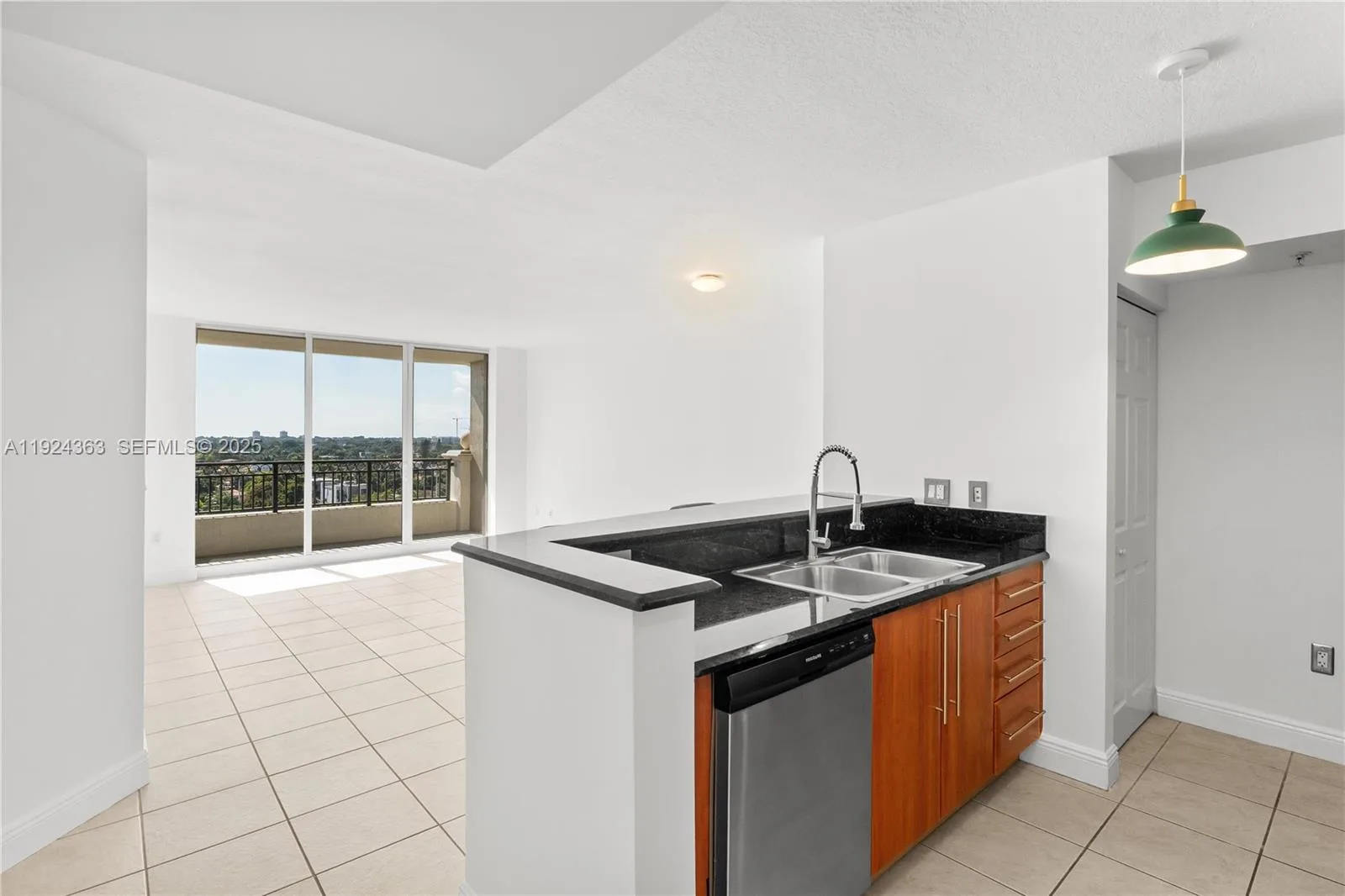 3232 coral way # 905, Miami, FL 33145