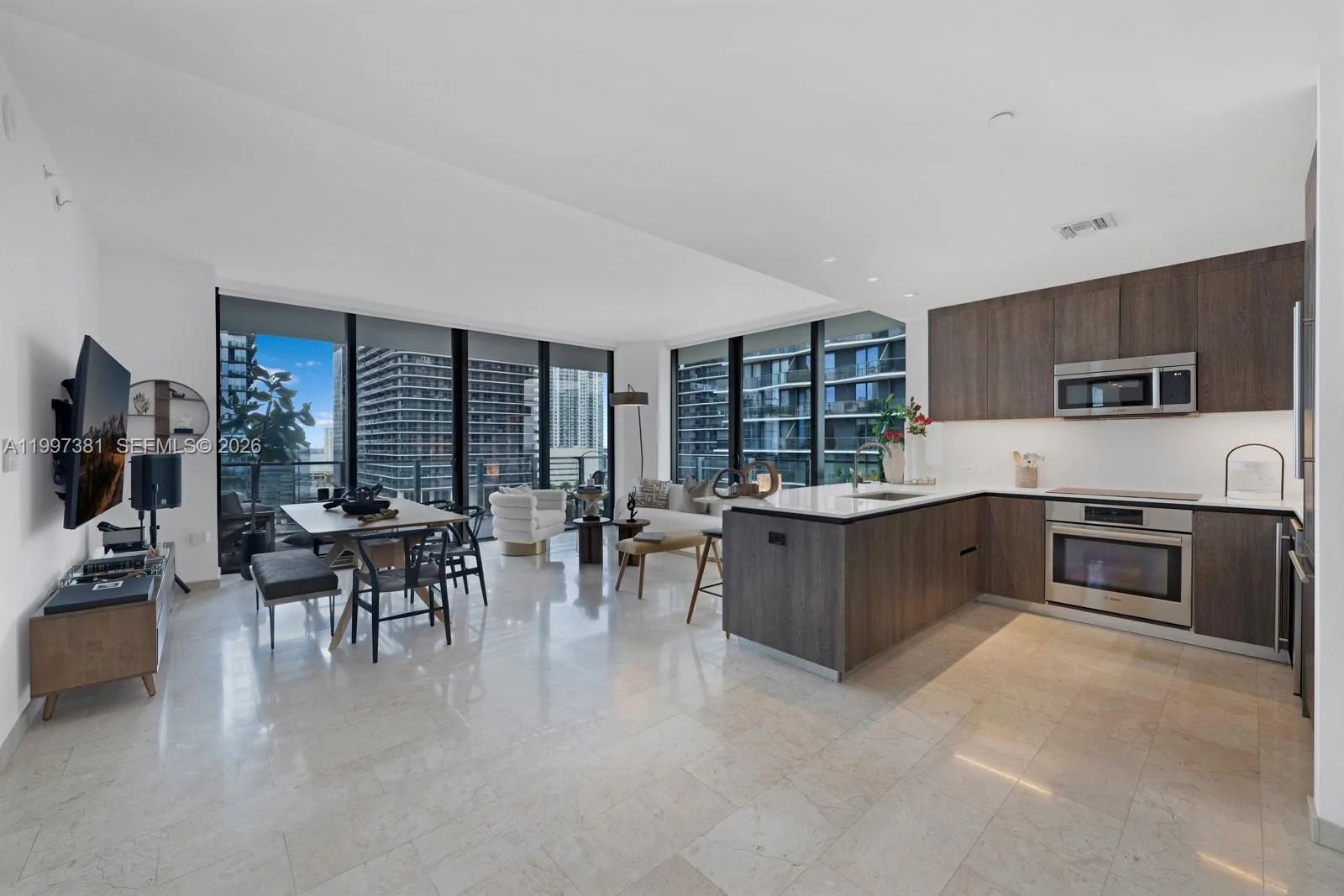 88 SW 7th St # 1401, Miami, FL 33130 photo 2