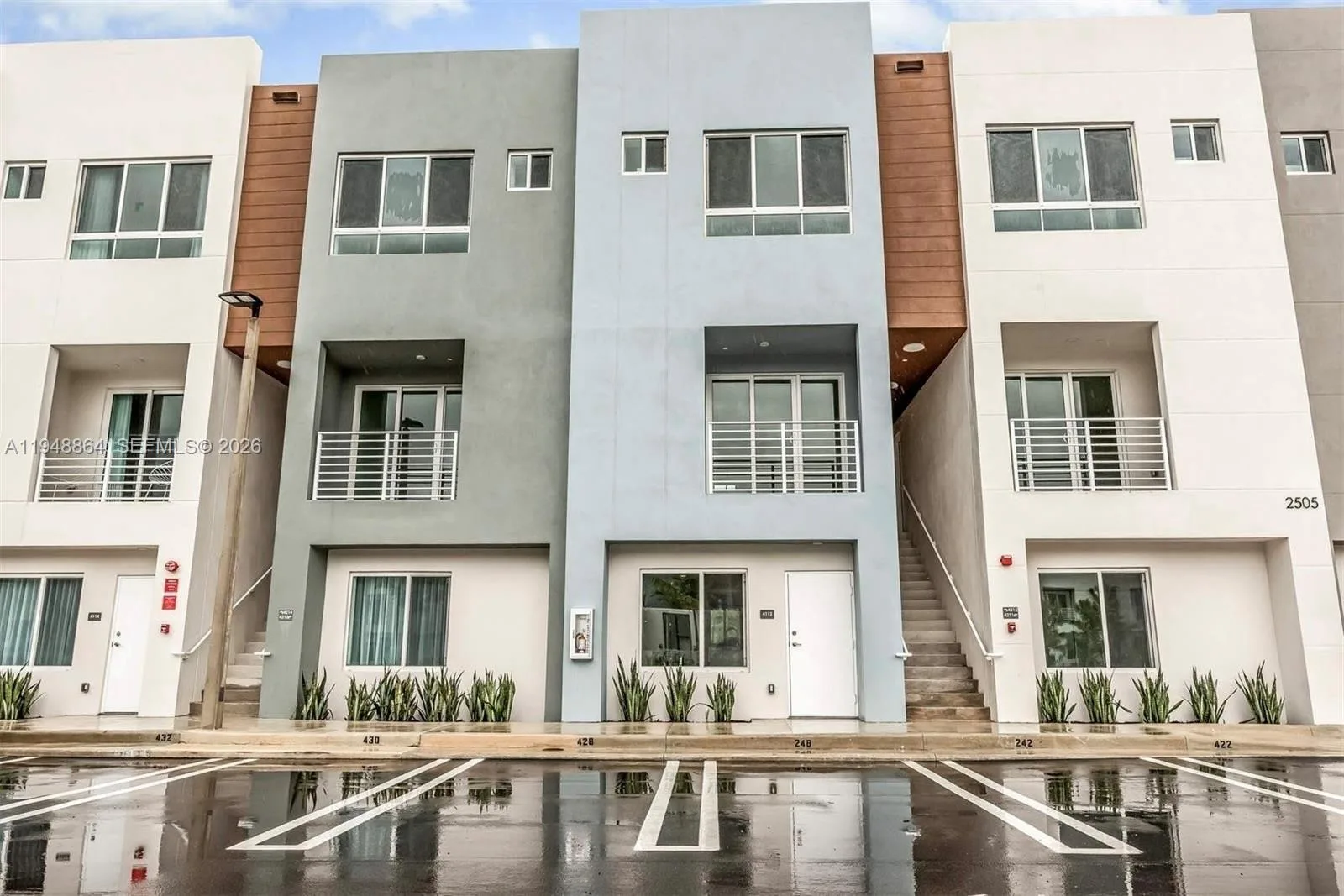 2555 NE 193rd St # 2220, Miami, FL 33180 photo 3