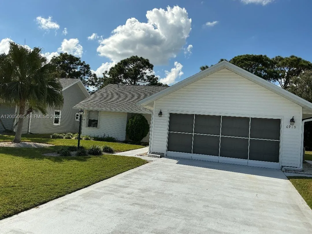6910 SE Lillian Ct, Stuart, FL 34997 photo 2