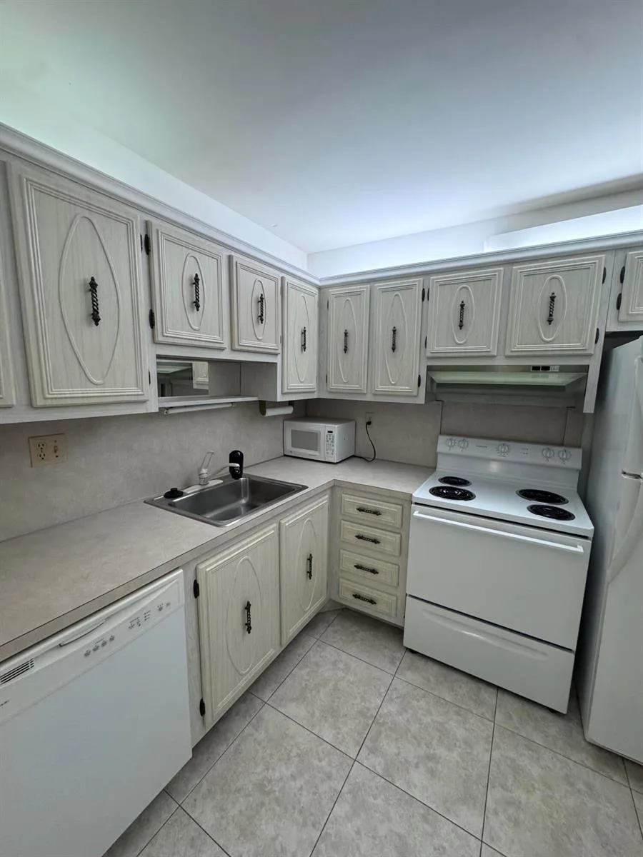 5660 SW 3rd Place # 105, Margate, FL 33068
