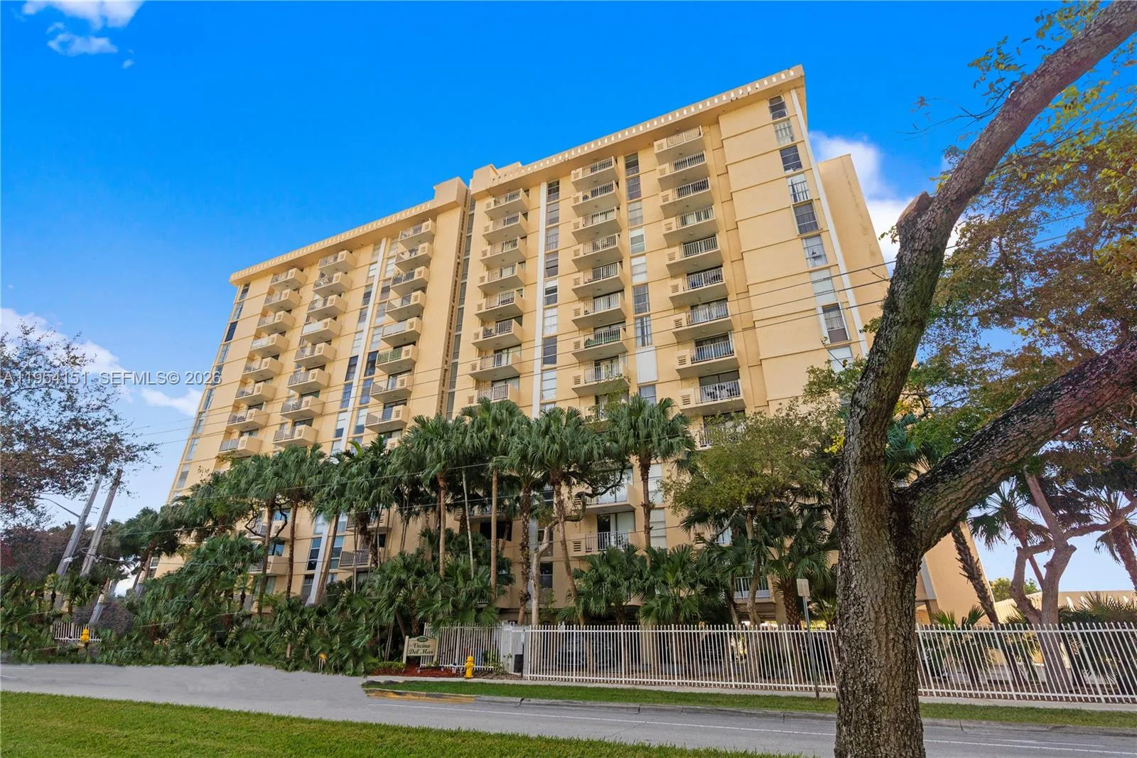 2350 NE 135th St # 1202, North Miami, FL 33181 — zdjęcie 2