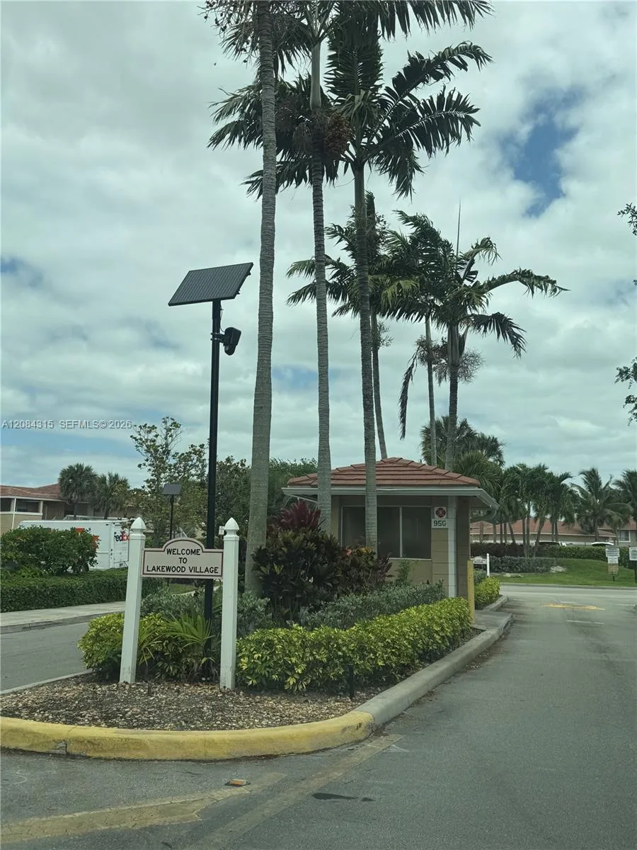 10228 Twin Lakes Dr # 16-E, Coral Springs, FL 33071
