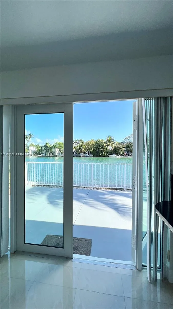 8227 Crespi Blvd # 4, Miami Beach, FL 33141