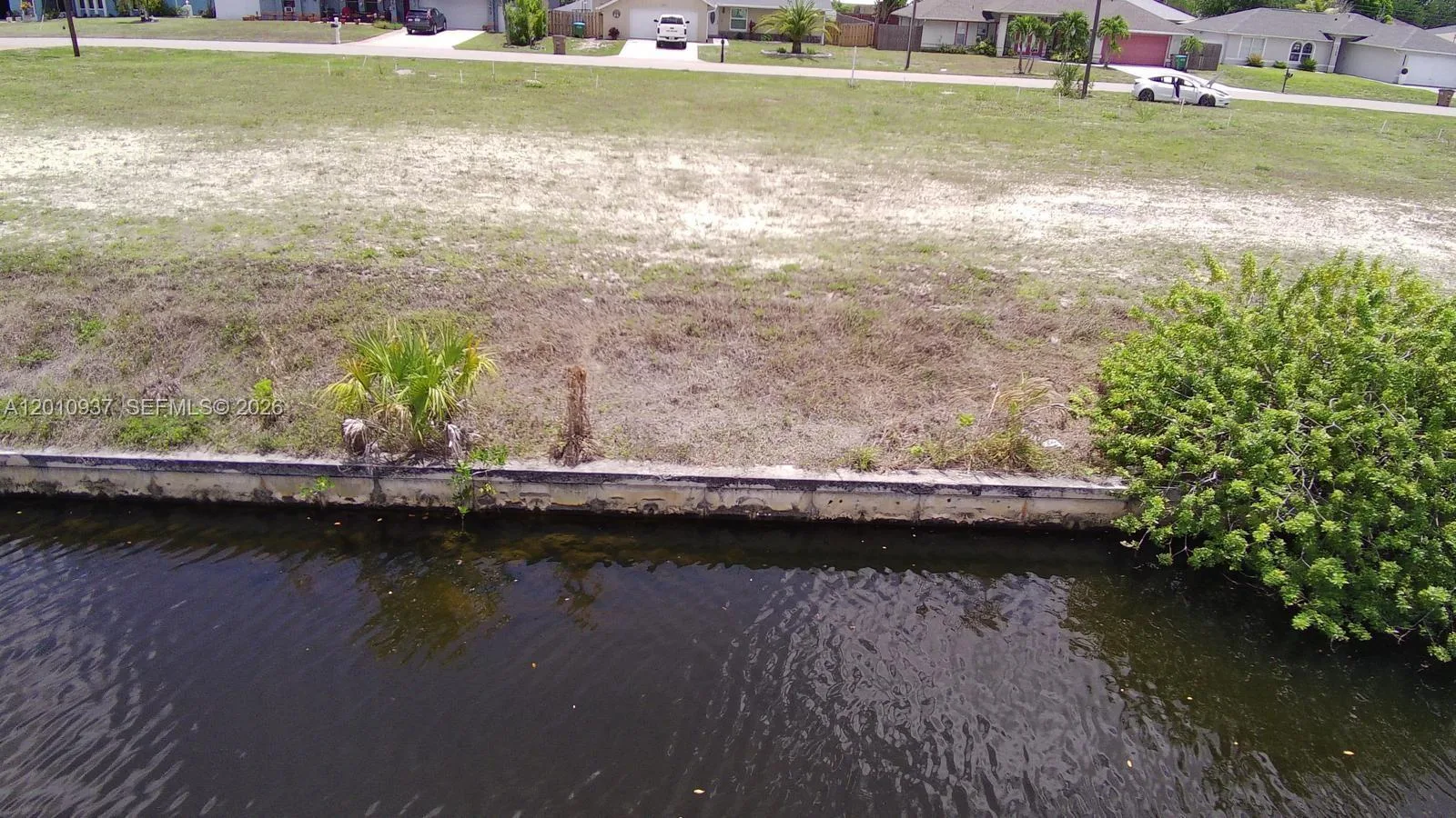 1020 SE 13th Ave, Cape Coral, FL 33990 photo 2