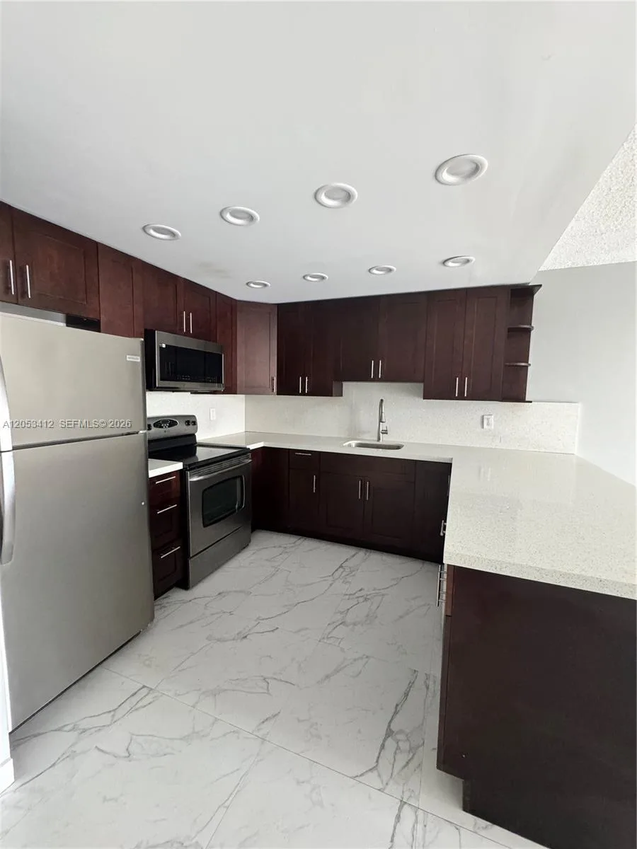 6930 Miami Gardens Dr # 1-515, Hialeah, FL 33015 photo 3