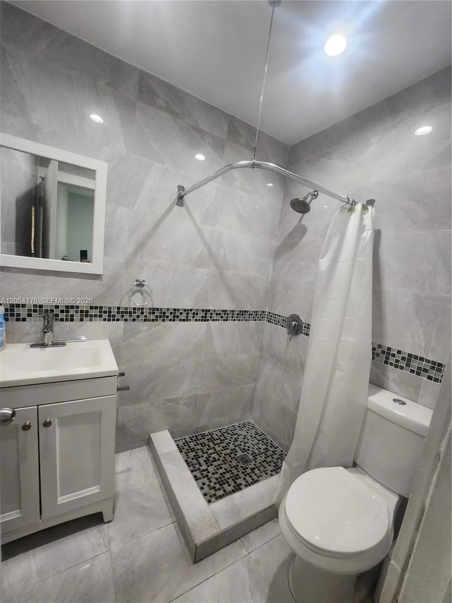 2700 Collins Ave # 202, Miami Beach, FL 33140 photo 2