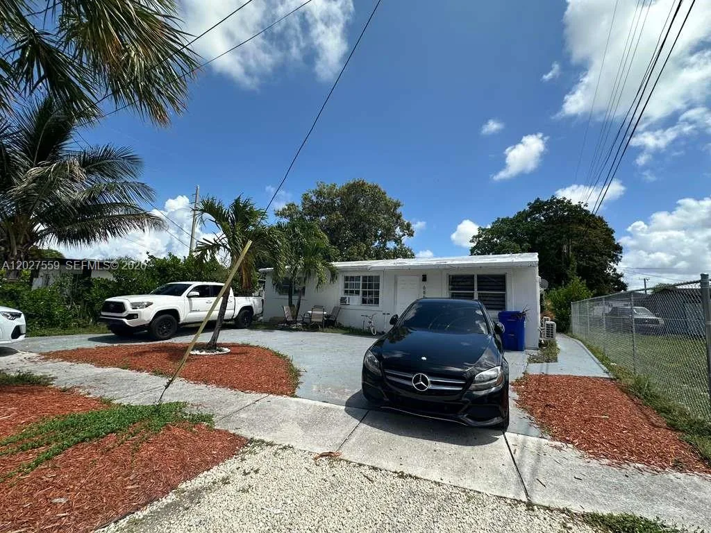 685 SW 7th Ter, Dania Beach, FL 33004