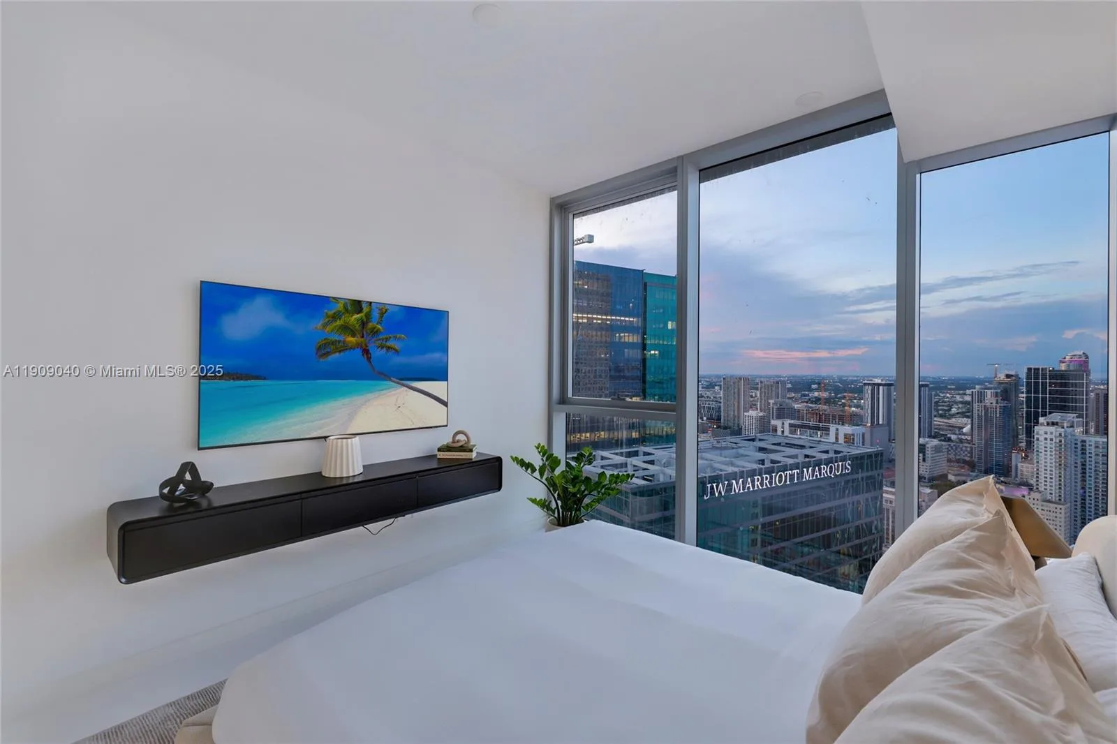 300 Biscayne Boulevard Way # 5108, Miami, FL 33131 photo 10