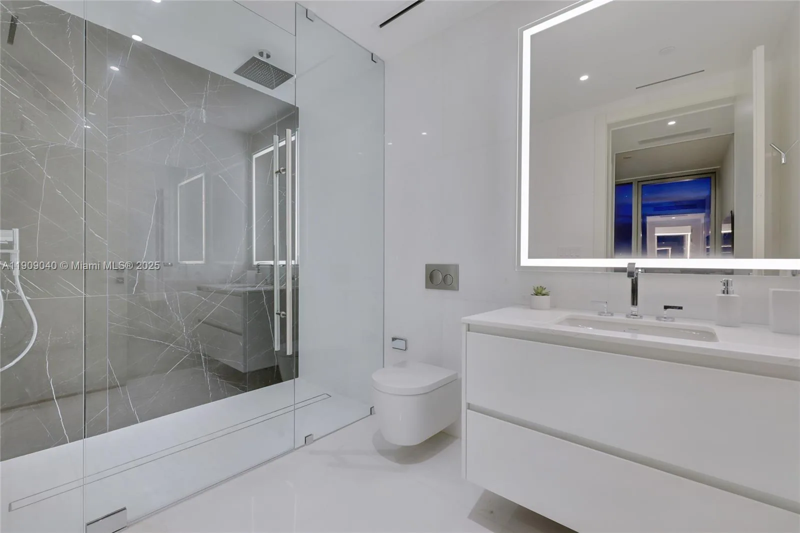 300 Biscayne Boulevard Way # 5108, Miami, FL 33131 photo 12