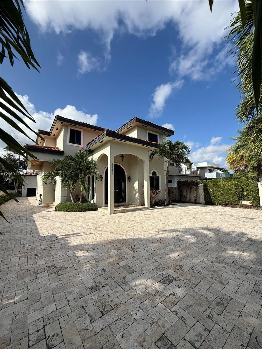 8881 SW 28th St, Miami, FL 33165