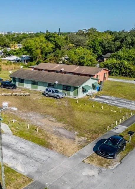 5649 SW 27th St, West Park, FL 33023 photo 6