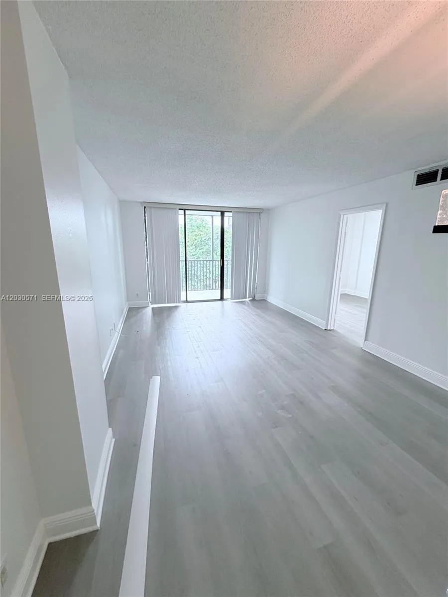 3301 N Country Club Dr # 407, Aventura, FL 33180