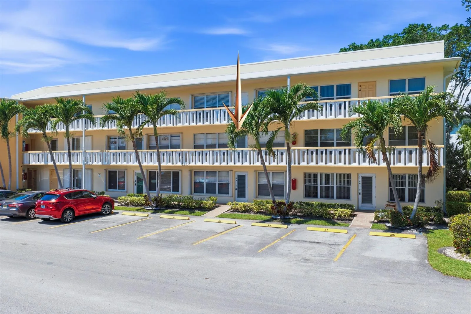 213 Wellington E, West Palm Beach, FL 33417