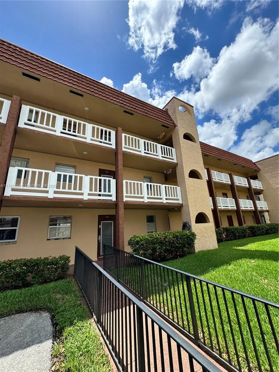 9041 Sunrise Lakes Blvd # 110, Sunrise, FL 33322