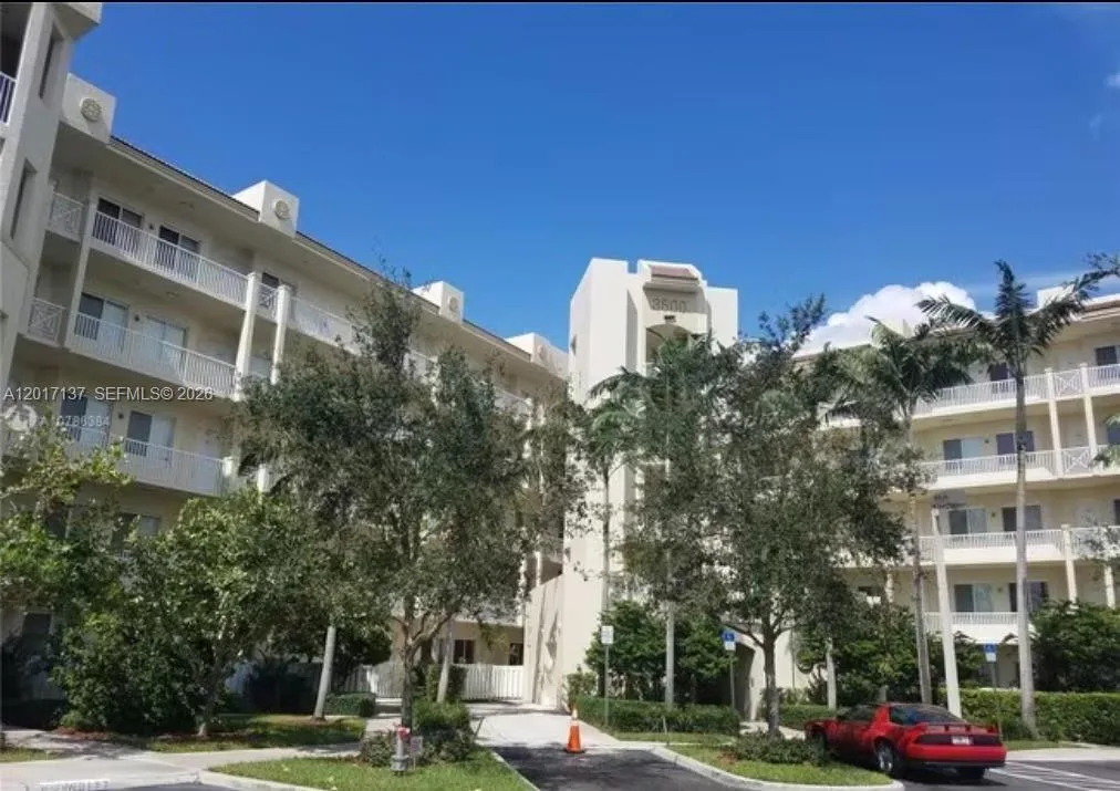 3500 Oaks Clubhouse Dr # 211, Pompano Beach, FL 33069