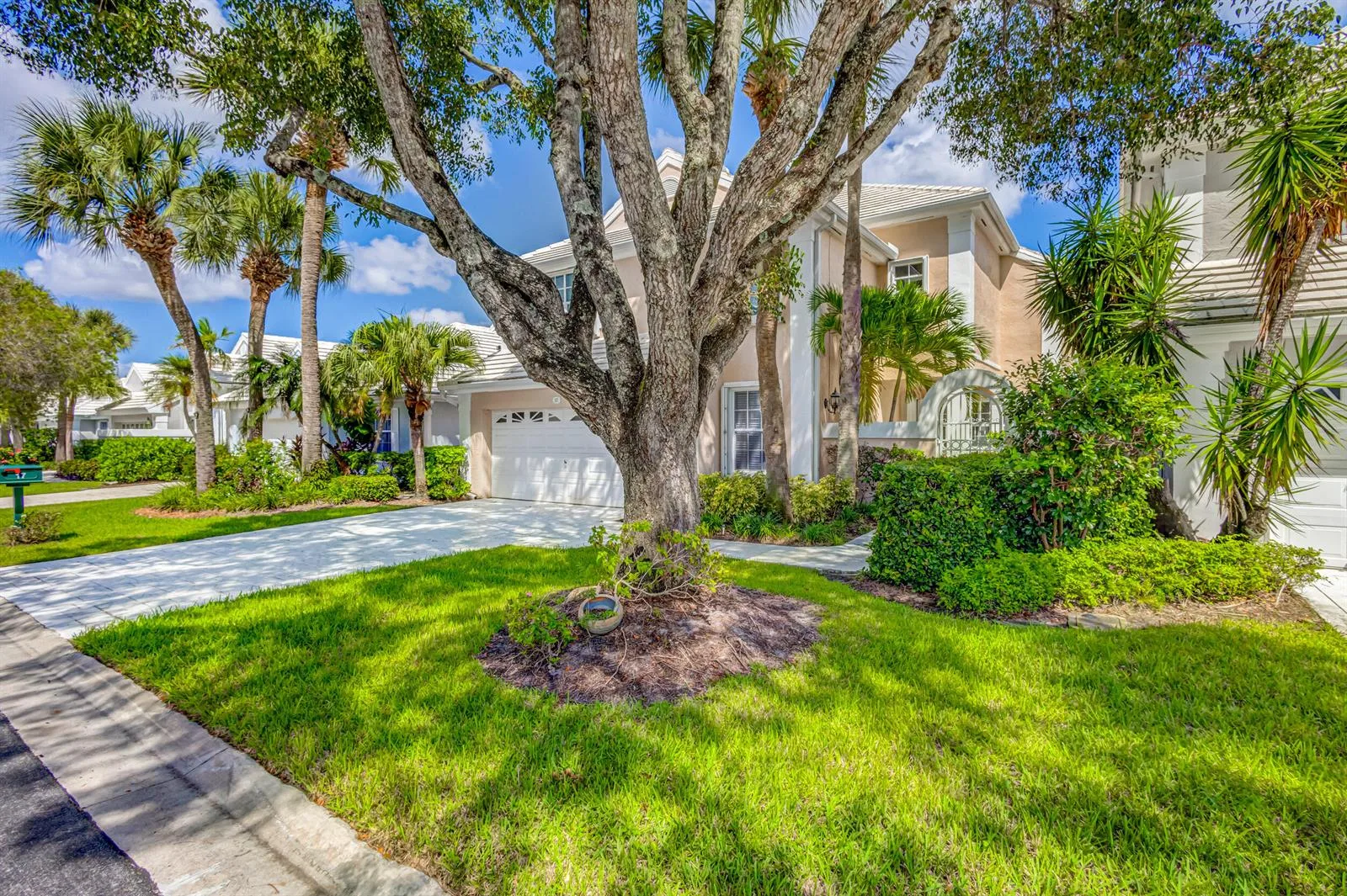17 Selby Lane, Palm Beach Gardens, FL 33418 photo 2