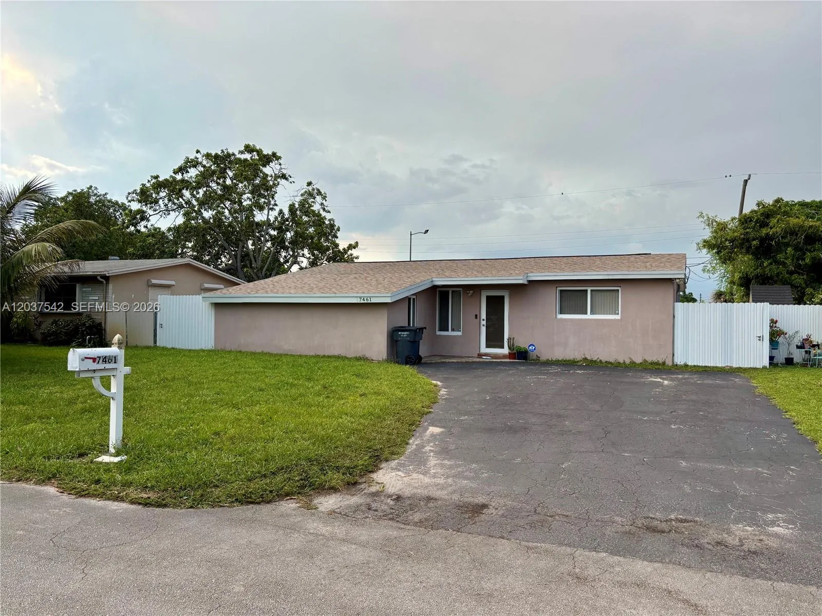 7461 Douglas St, Hollywood, FL 33024