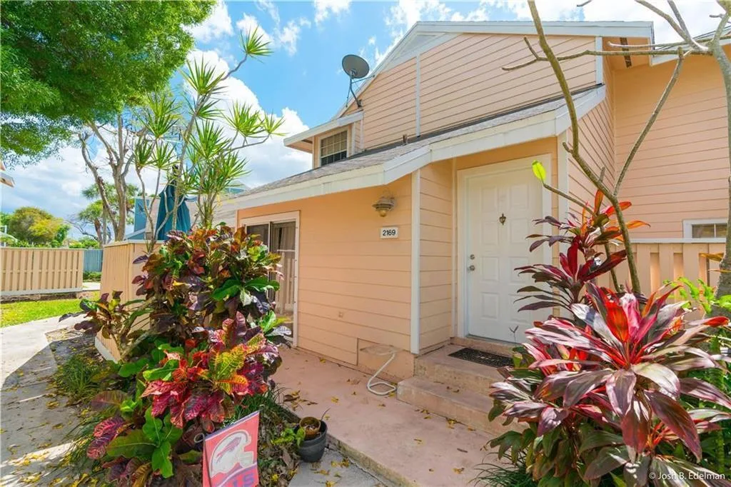 2169 CHAMPIONS Way # 2169, North Lauderdale, FL 33068