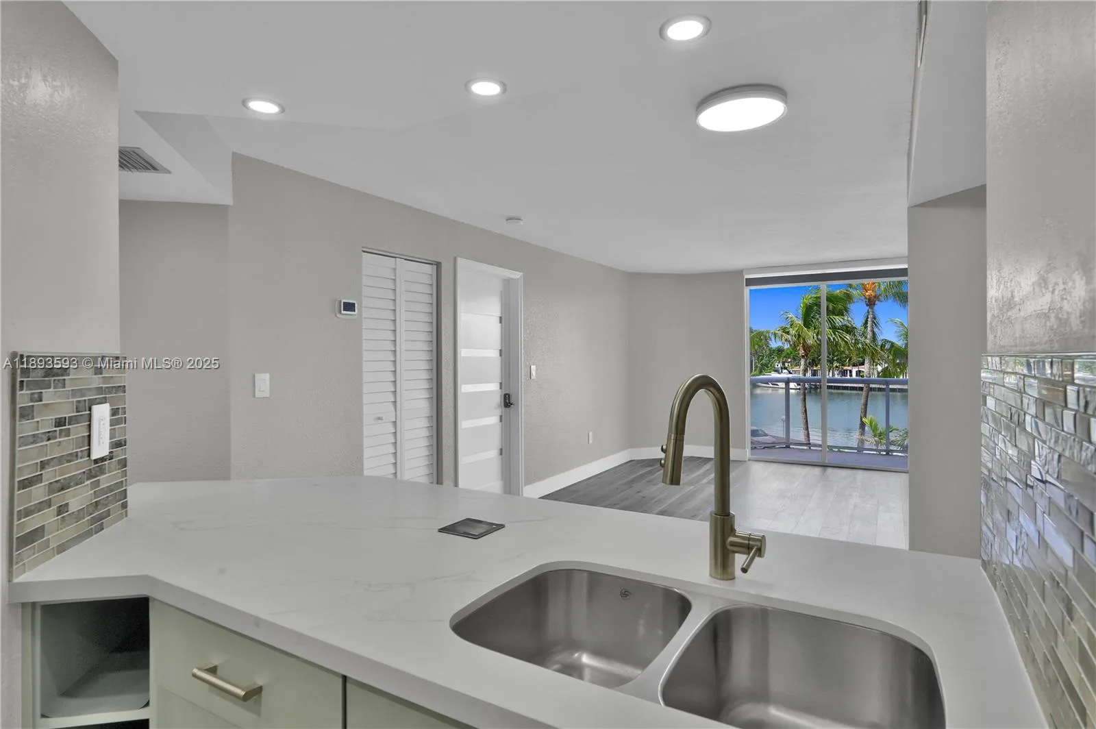 5880 Collins Ave # 403, Miami Beach, FL 33140 photo 9