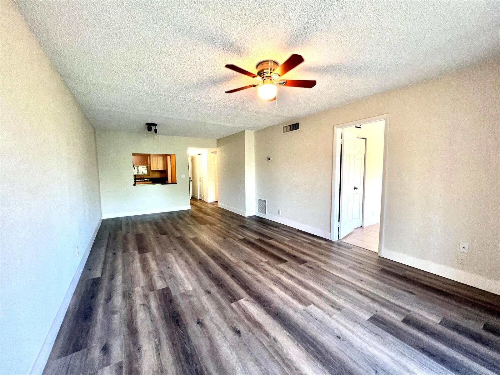 120 Sparrow Drive # Apt 302, Royal Palm Beach, FL 33411