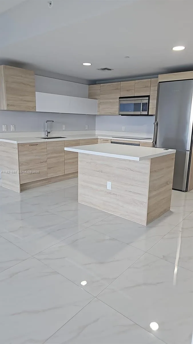 16385 Biscayne Blvd # 902, North Miami Beach, FL 33160 photo 2