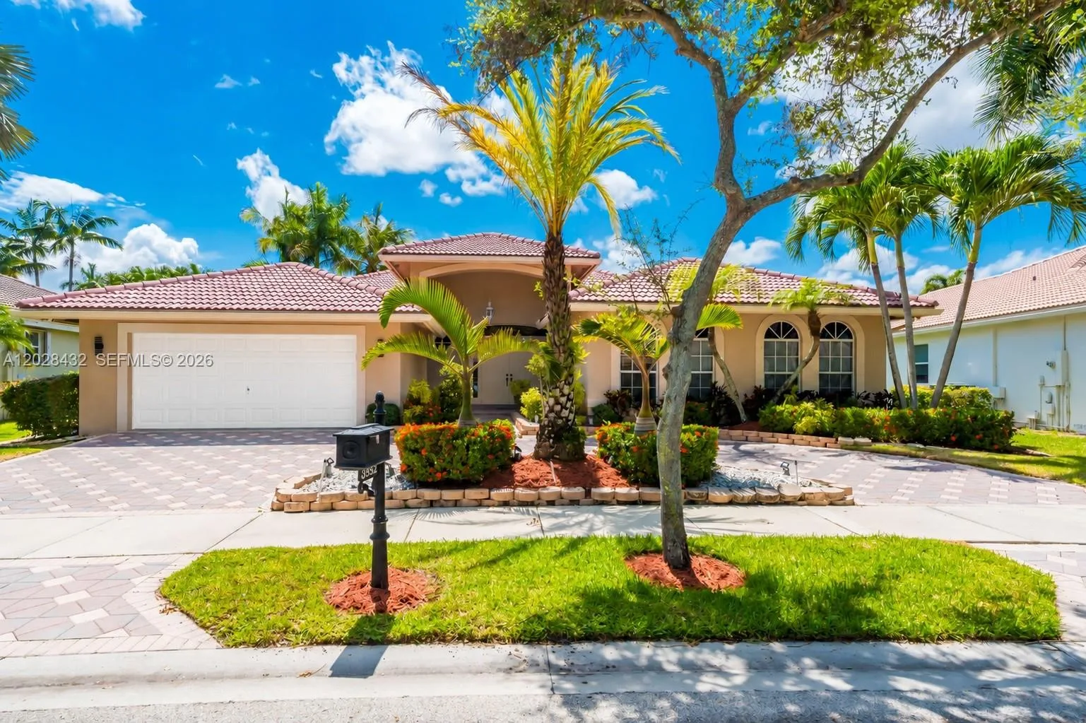 3852 Oak Ridge Cir, Weston, FL 33331