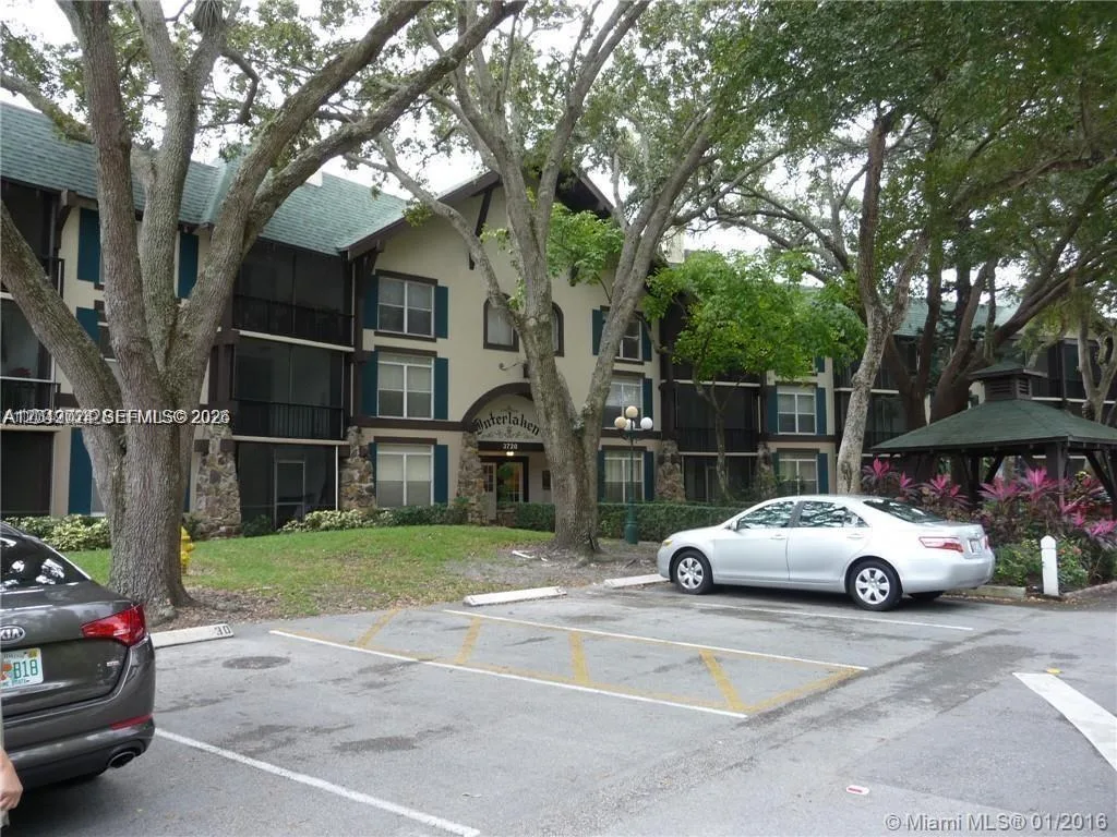 3720 Inverrary Dr # 3L, Lauderhill, FL 33319