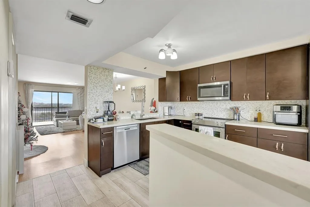 2200 S Cypress Bend Drive # 905, Pompano Beach, FL 33069