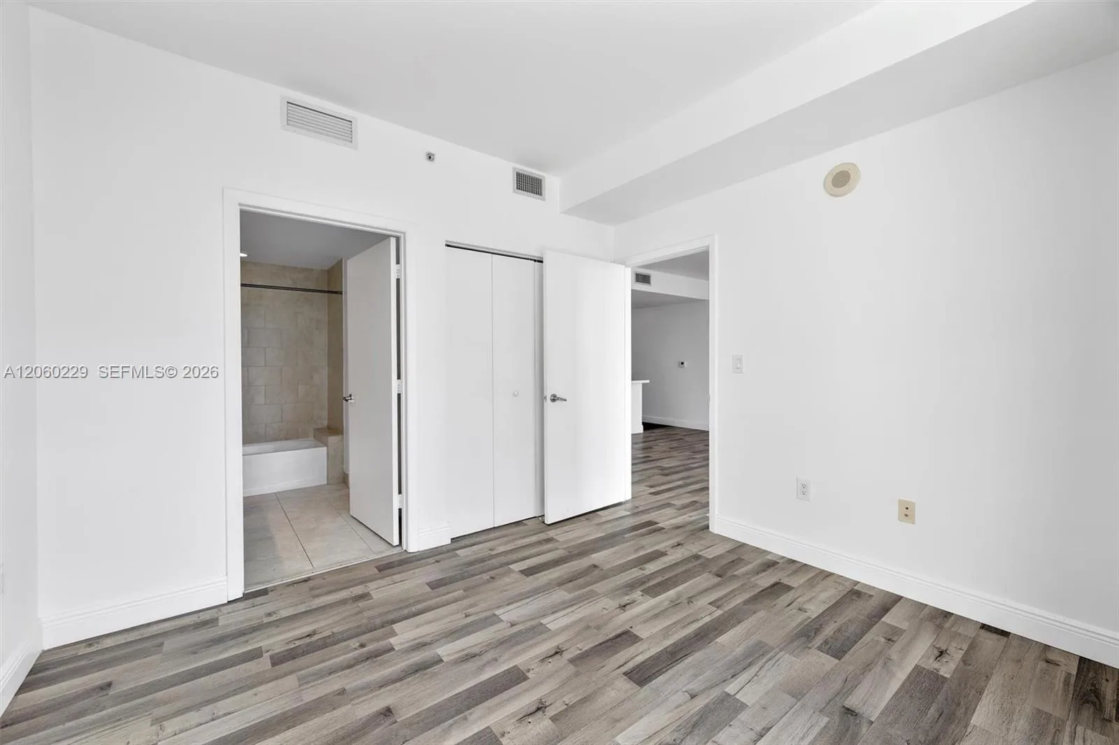 90 SW 3rd St # 2001, Miami, FL 33130 photo 11
