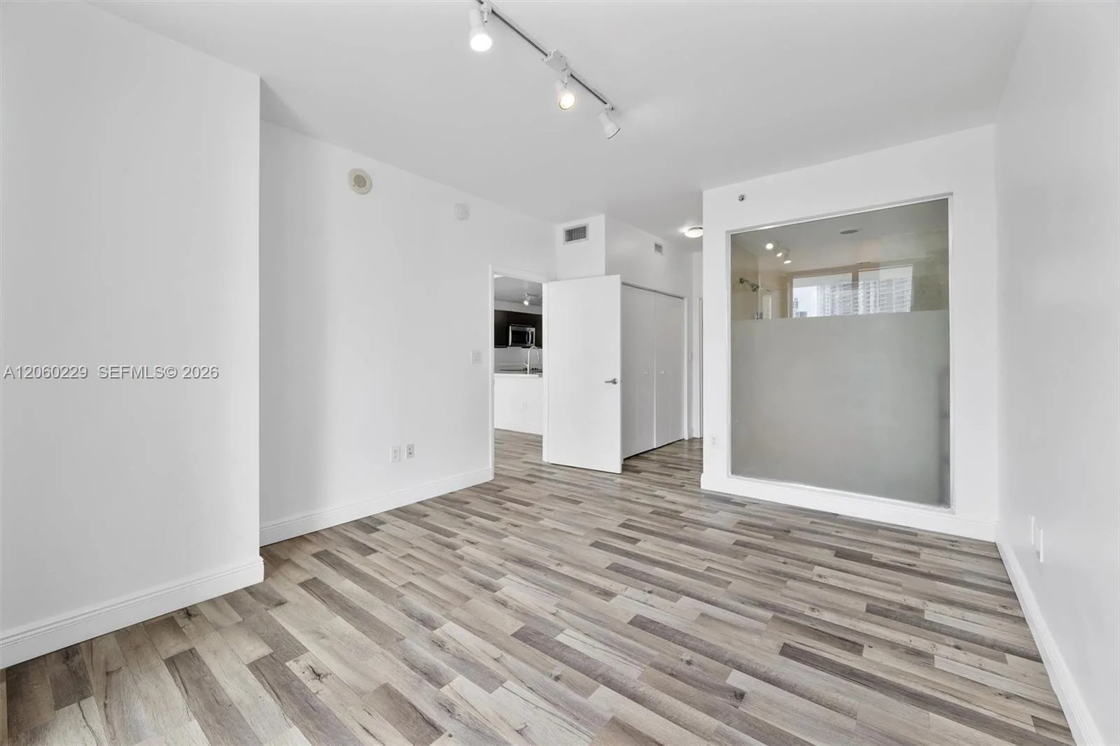 90 SW 3rd St # 2001, Miami, FL 33130 photo 8