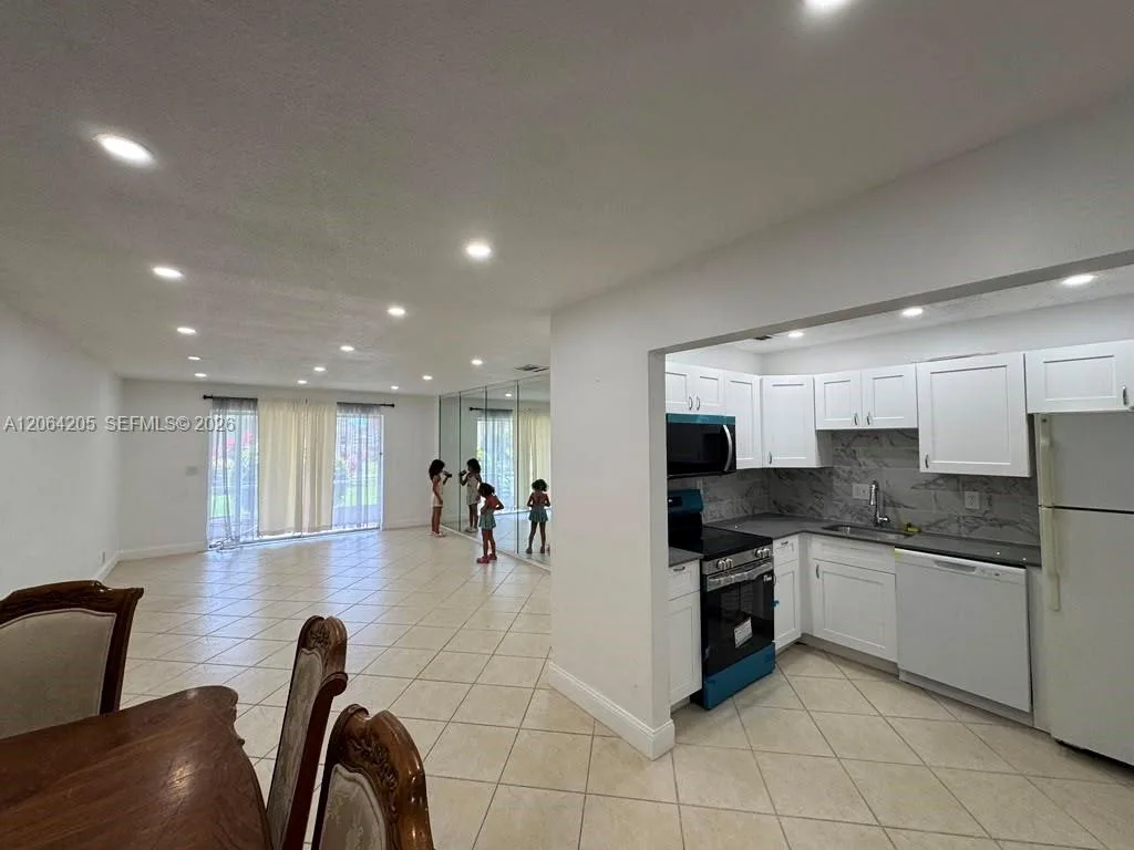 700 Layne Blvd # 115, Hallandale Beach, FL 33009 photo 2