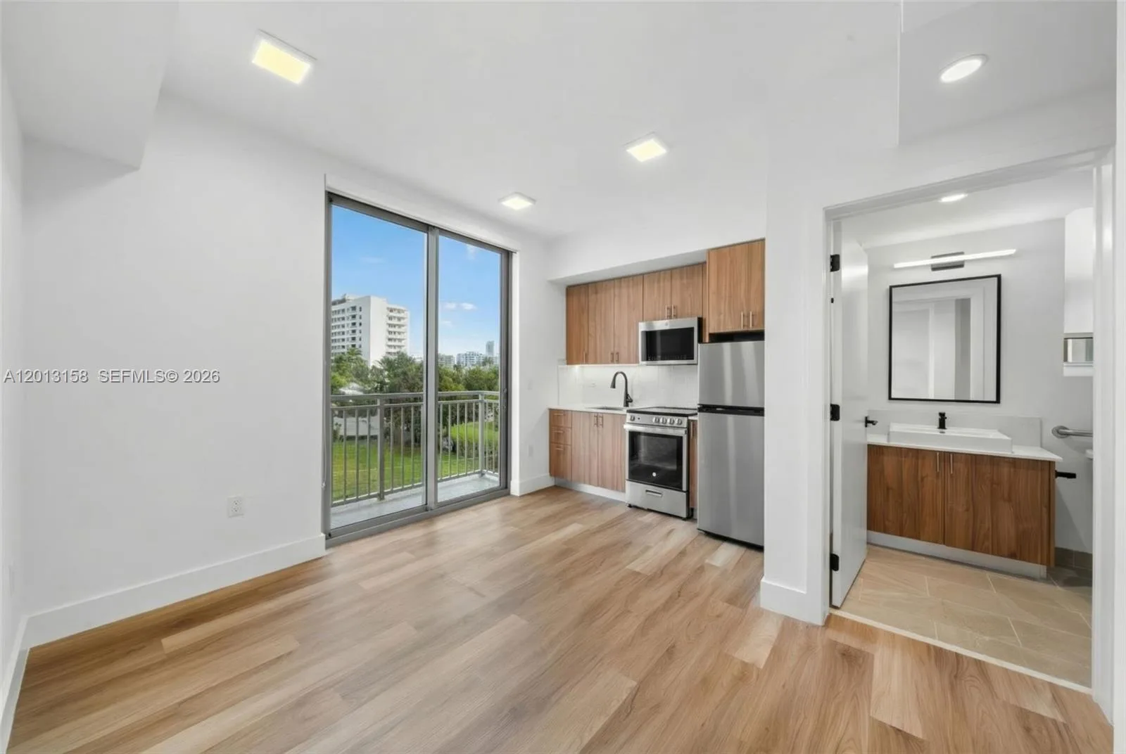 650 SW 1st St # 206, Miami, FL 33130