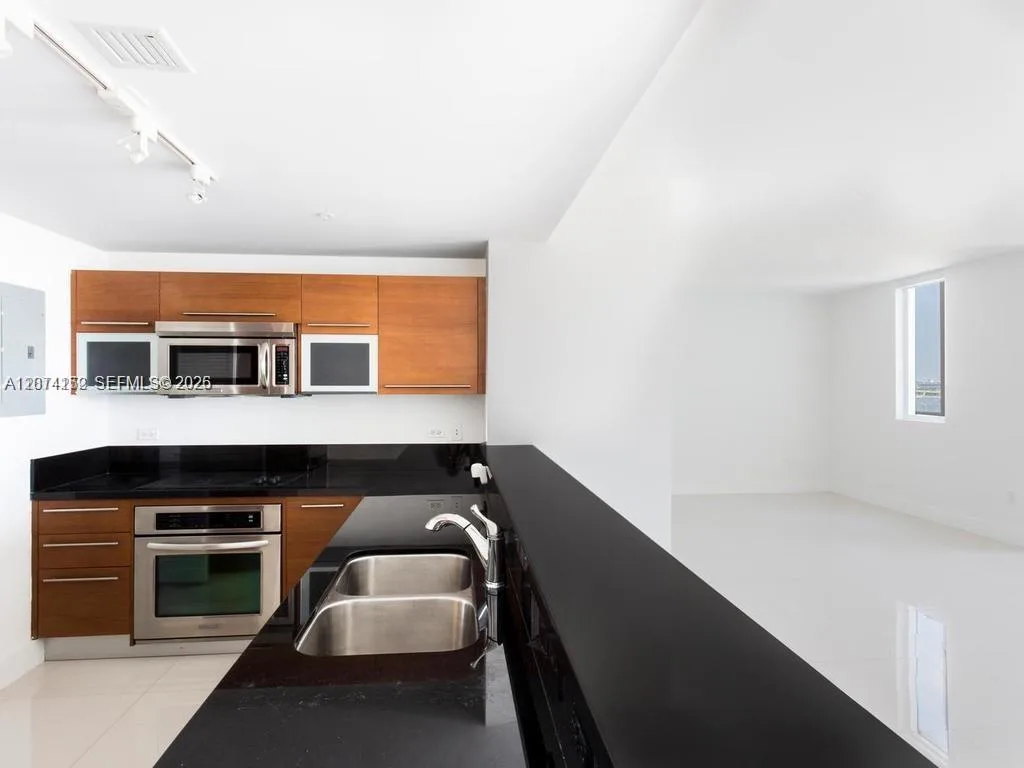 244 Biscayne Blvd # 1002, Miami, FL 33132