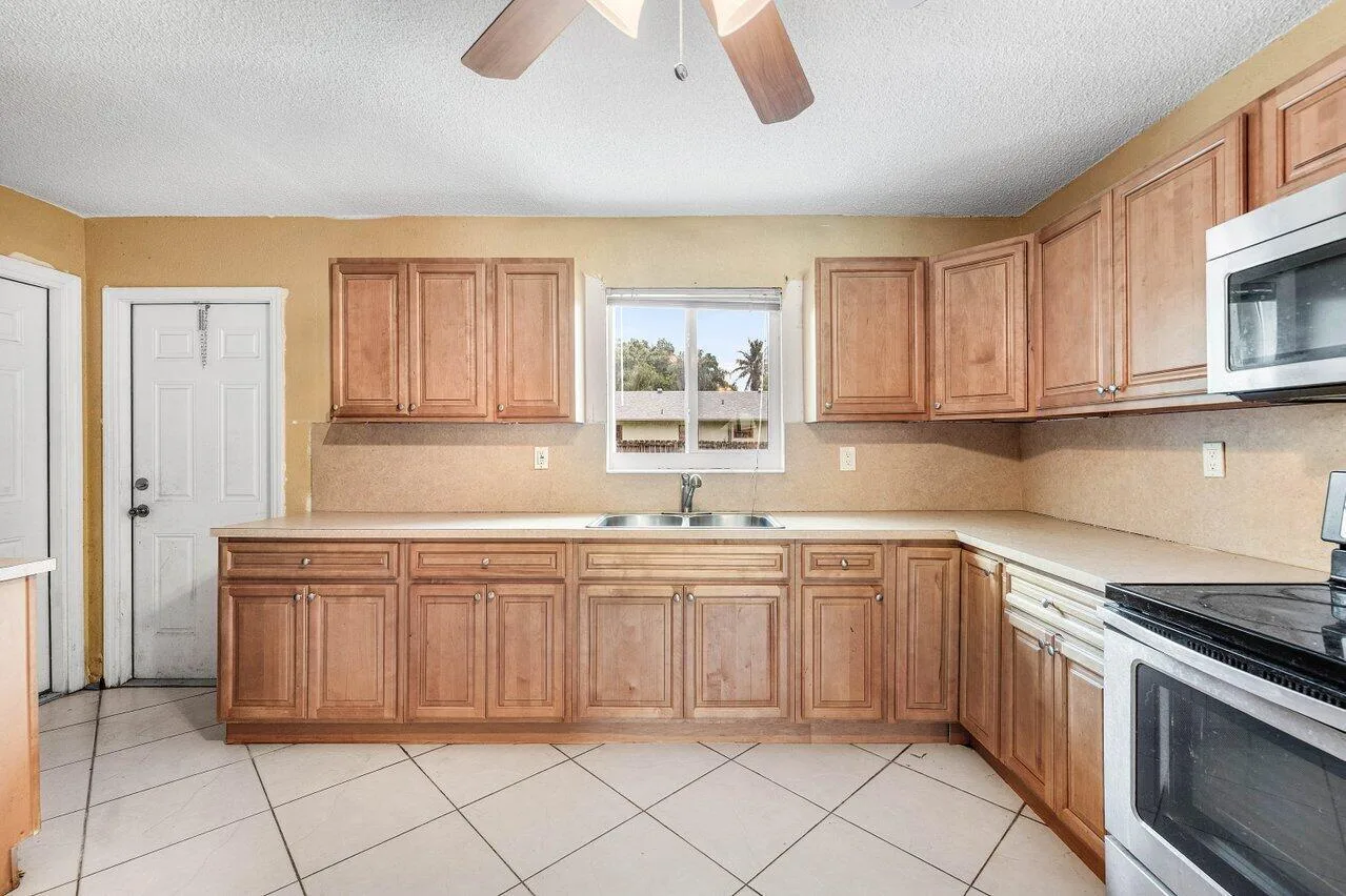 2011 SW 99TH Terrace, Miramar, FL 33025 photo 8