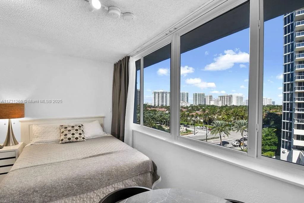 19201 Collins Ave # 526, Sunny Isles Beach, FL 33160 photo 4