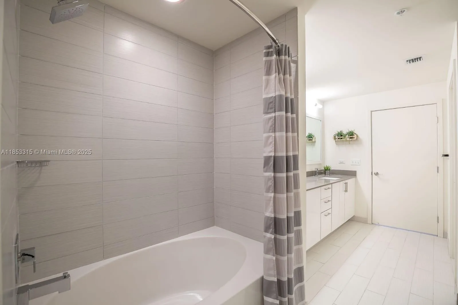 999 SW 1st Ave # 1715, Miami, FL 33130 photo 4