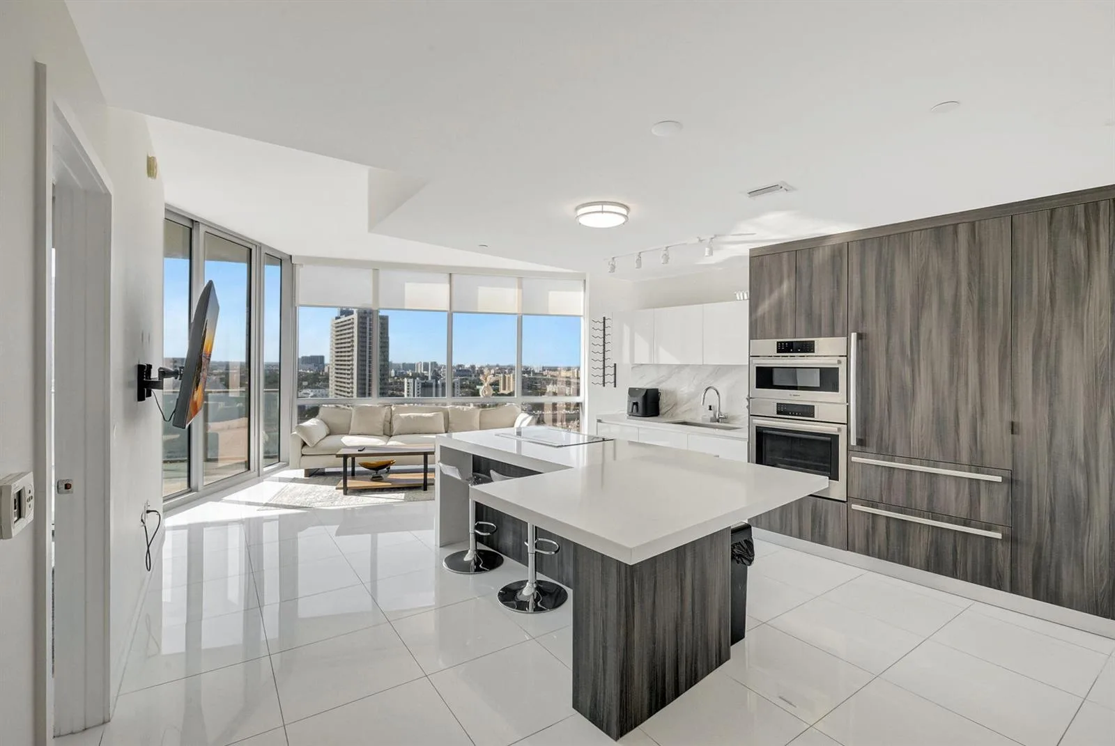 851 NE 1st Avenue # 1604, Miami, FL 33132 photo 4
