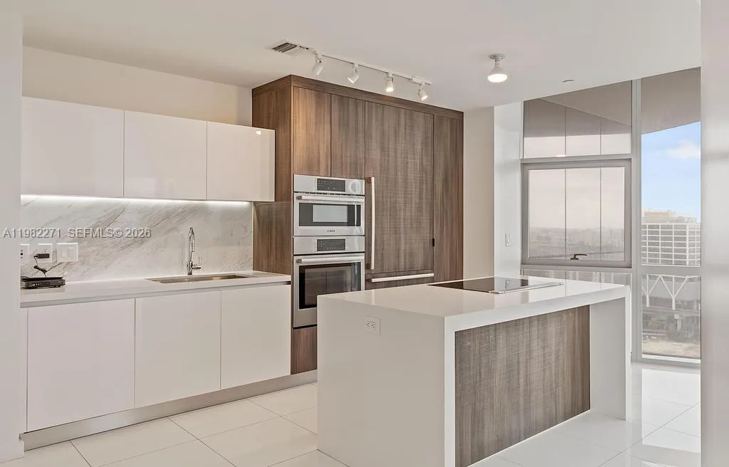 851 NE 1st Ave # 2102, Miami, FL 33132