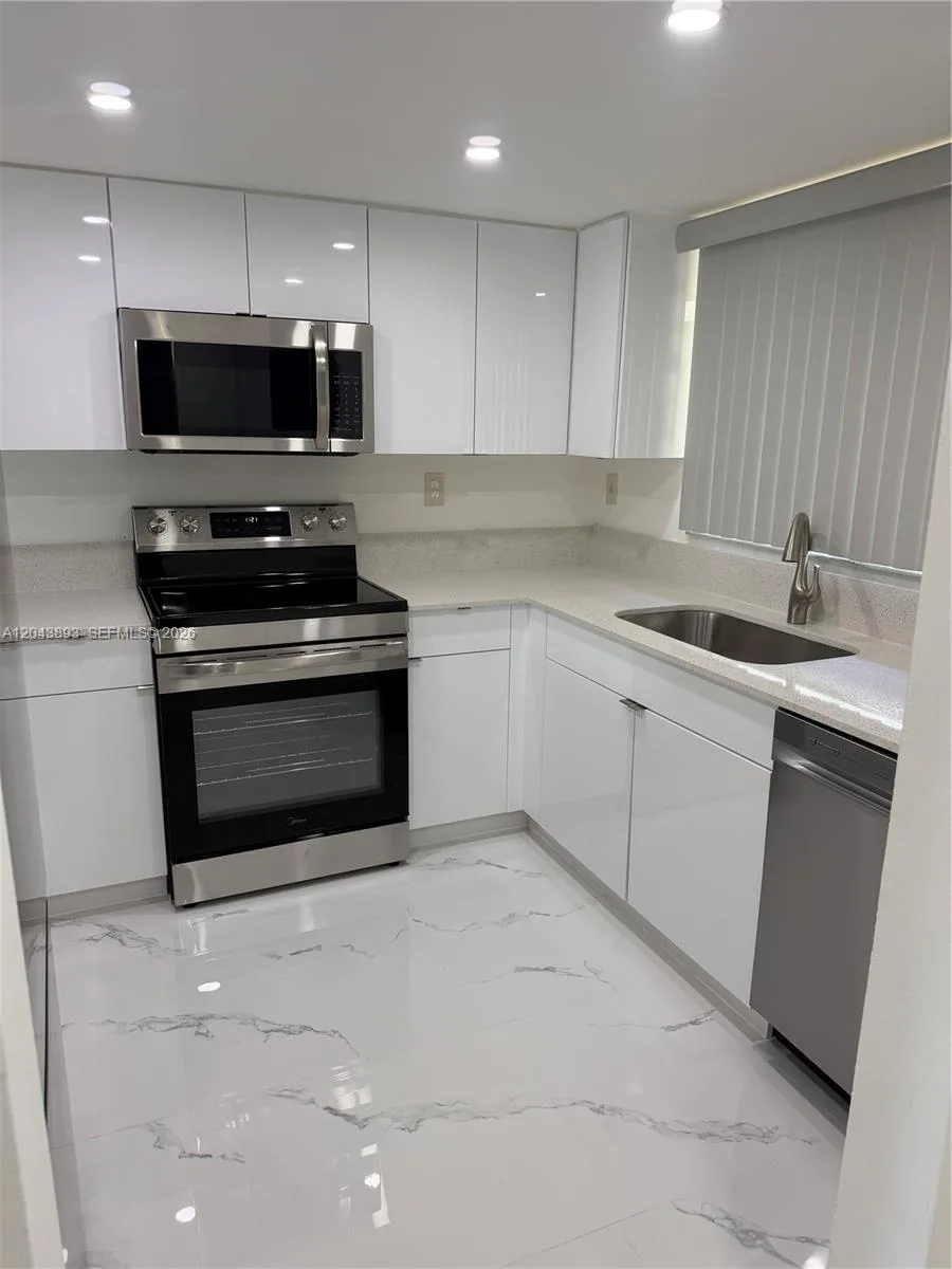 11123 NW 7th St # 103-4, Miami, FL 33172