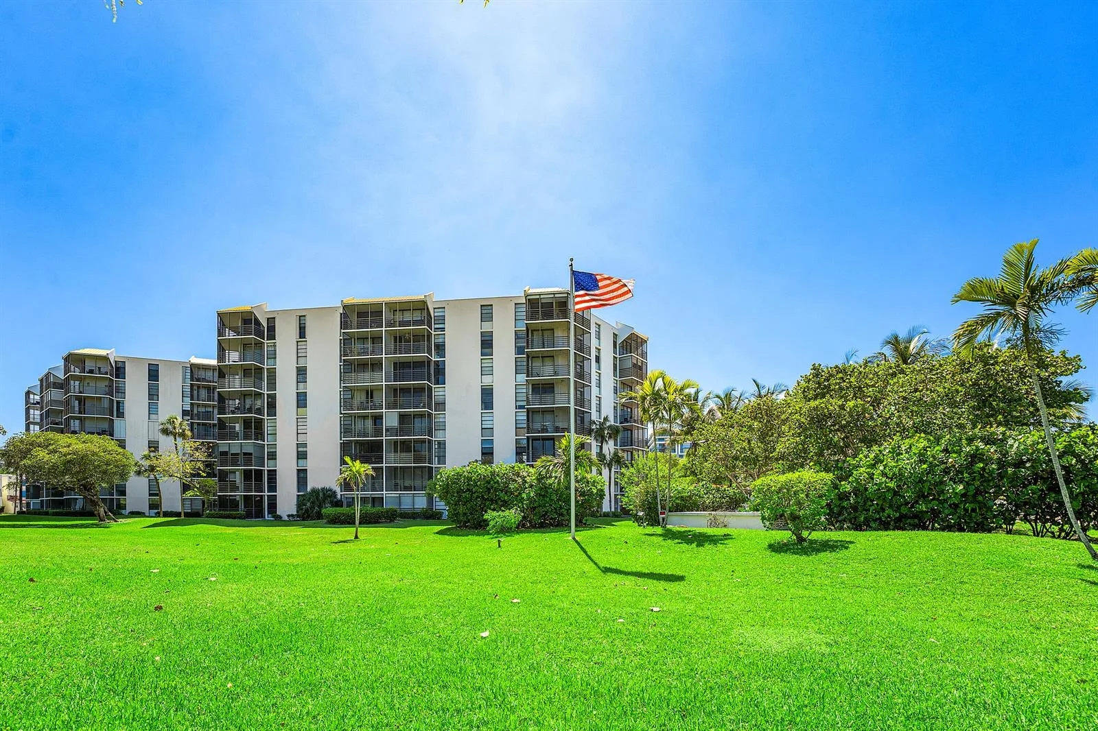 20500 W Country Club Drive # 210, Aventura, FL 33180