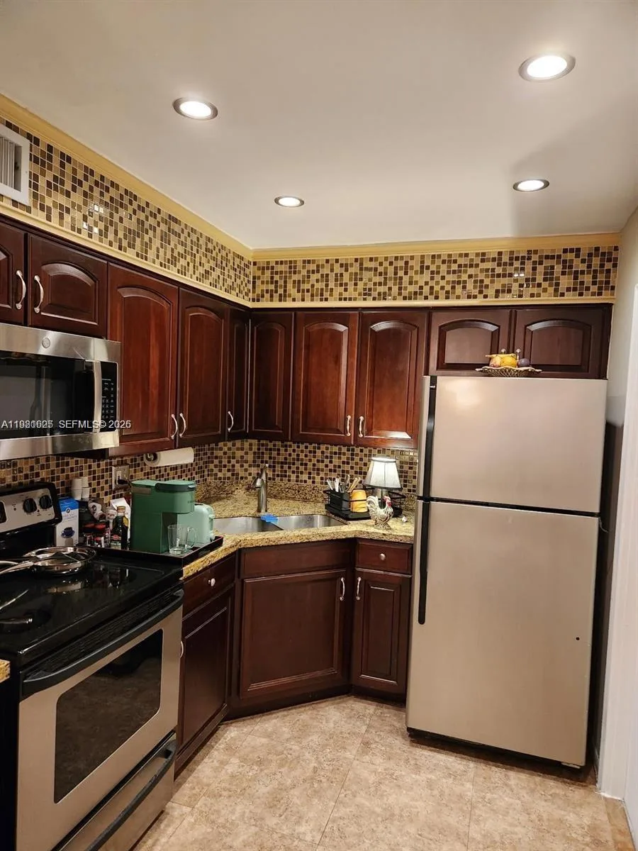 9 NE 19th Ct # 208C, Wilton Manors, FL 33305 photo 4